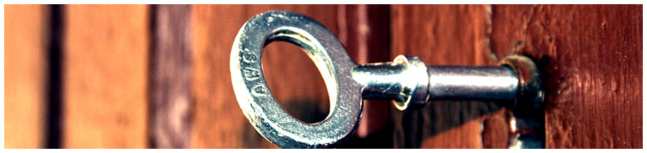 alter Schlüssel in Holztürschloss